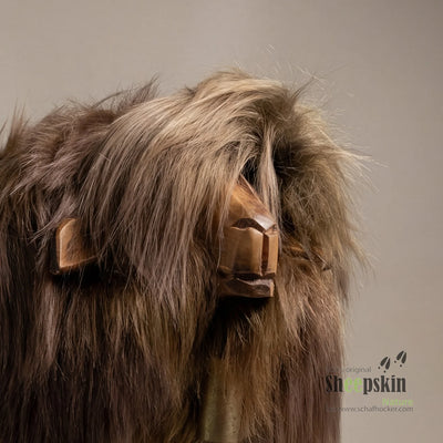 Premium handgefertigte Schaffell-Tierhocker Antonia Alpen-Manufaktur – Schafhocker Madl von Sheepskin Nature© Ansicht 2 – kau