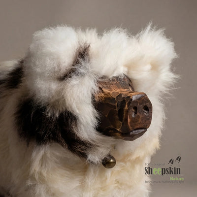 Premium handgefertigte Schaffell-Tierhocker Grunzi - Alpen-Manufaktur Schaffellhocker – Kinderhocker Schweindl von Sheepskin 
