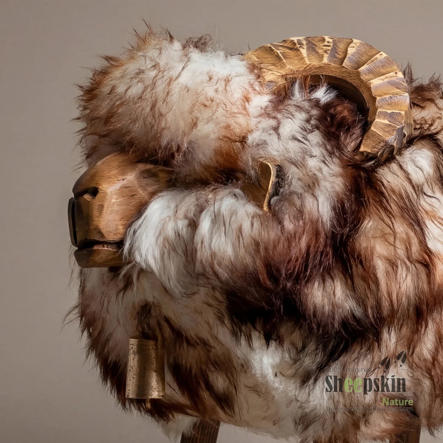 Premium handgefertigte Schaffell-Tierhocker Lorenzo Alpen-Manufaktur – Schafhocker Mufflon von Sheepskin Nature© Ansicht 2 – 
