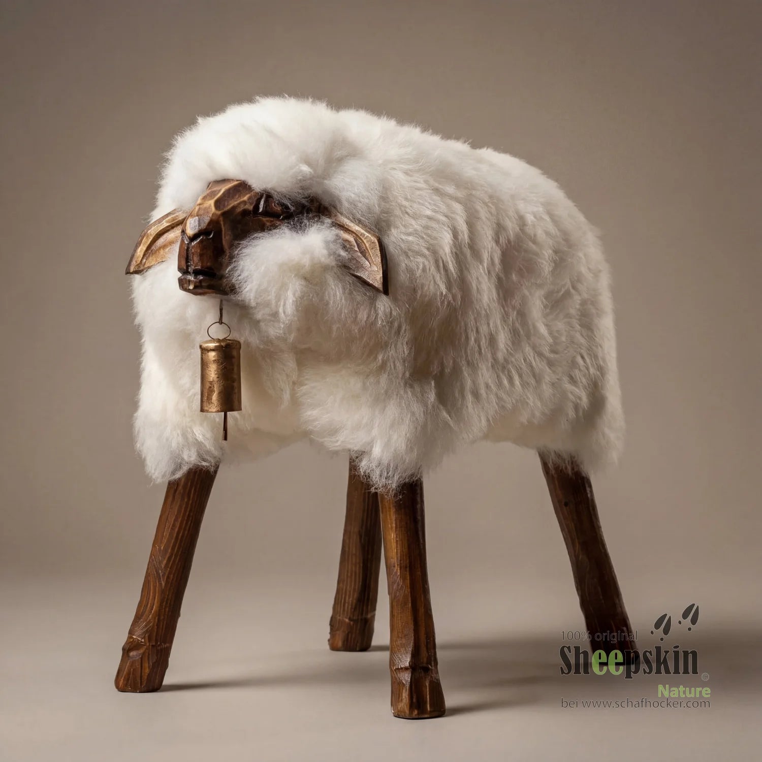 Premium handgefertigte Schaffell-Tierhocker Paula Alpen-Manufaktur – Schafhocker Madl von Sheepskin Nature© jetzt kaufen