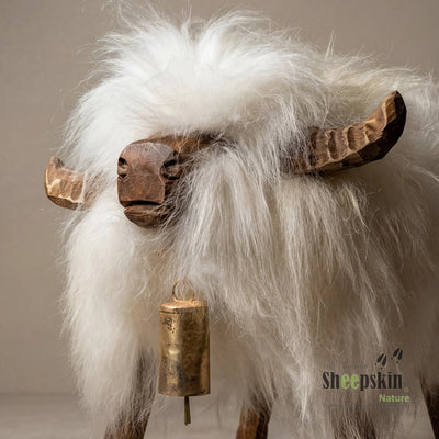 Premium handgefertigte Schaffell-Tierhocker Wolli Alpen-Manufaktur – Schafhocker Bully von Sheepskin Nature© Ansicht 2 – kauf