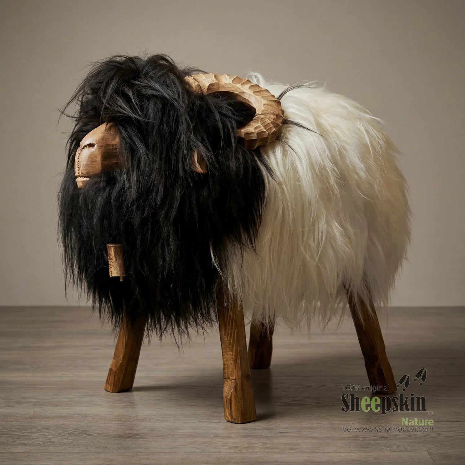 Premium Mufflon Peppi | Handgefertigte Schaffell-Tierhocker | Alpen-Manufaktur Schaffellho – Schafhocker Mufflon von Sheepski