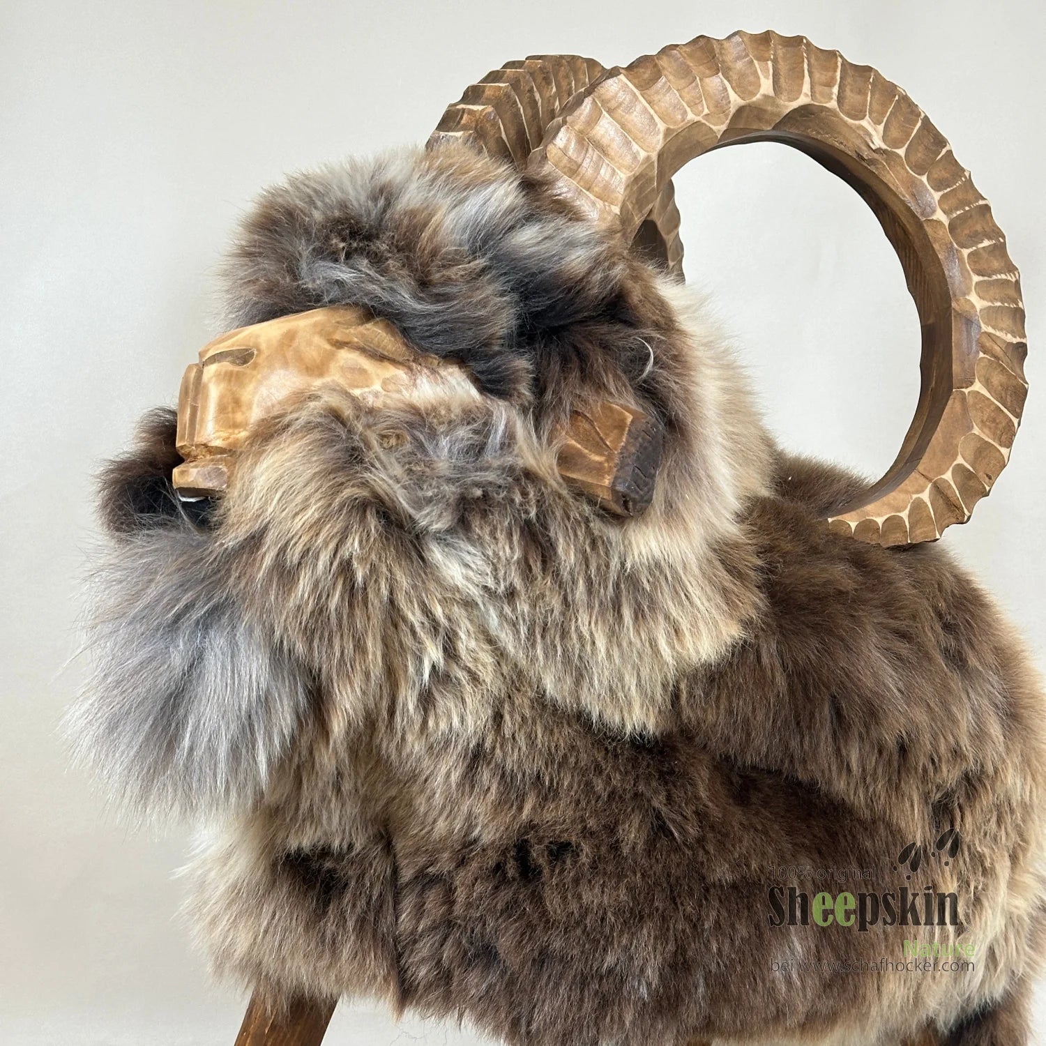 Premium Schafhocker Bruno der Steinbock | Alpen-Manufaktur handgefertigte Schaffell-Tierho – Schafhocker Steinbock von Sheeps