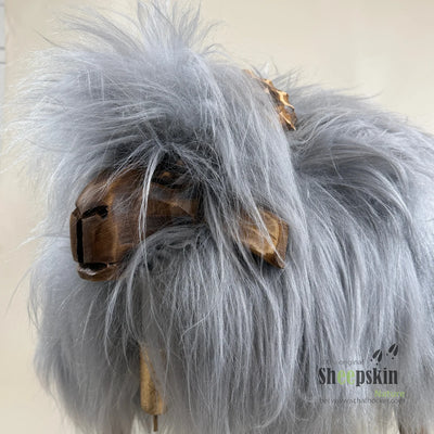 Premium Schafhocker Hubi - handgefertigte Schaffell-Tierhocker aus der Alpen-Manufaktur – Schafhocker Bua von Sheepskin Natur