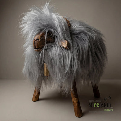Premium Schafhocker Hubi - handgefertigte Schaffell-Tierhocker aus der Alpen-Manufaktur – Schafhocker Bua von Sheepskin Natur