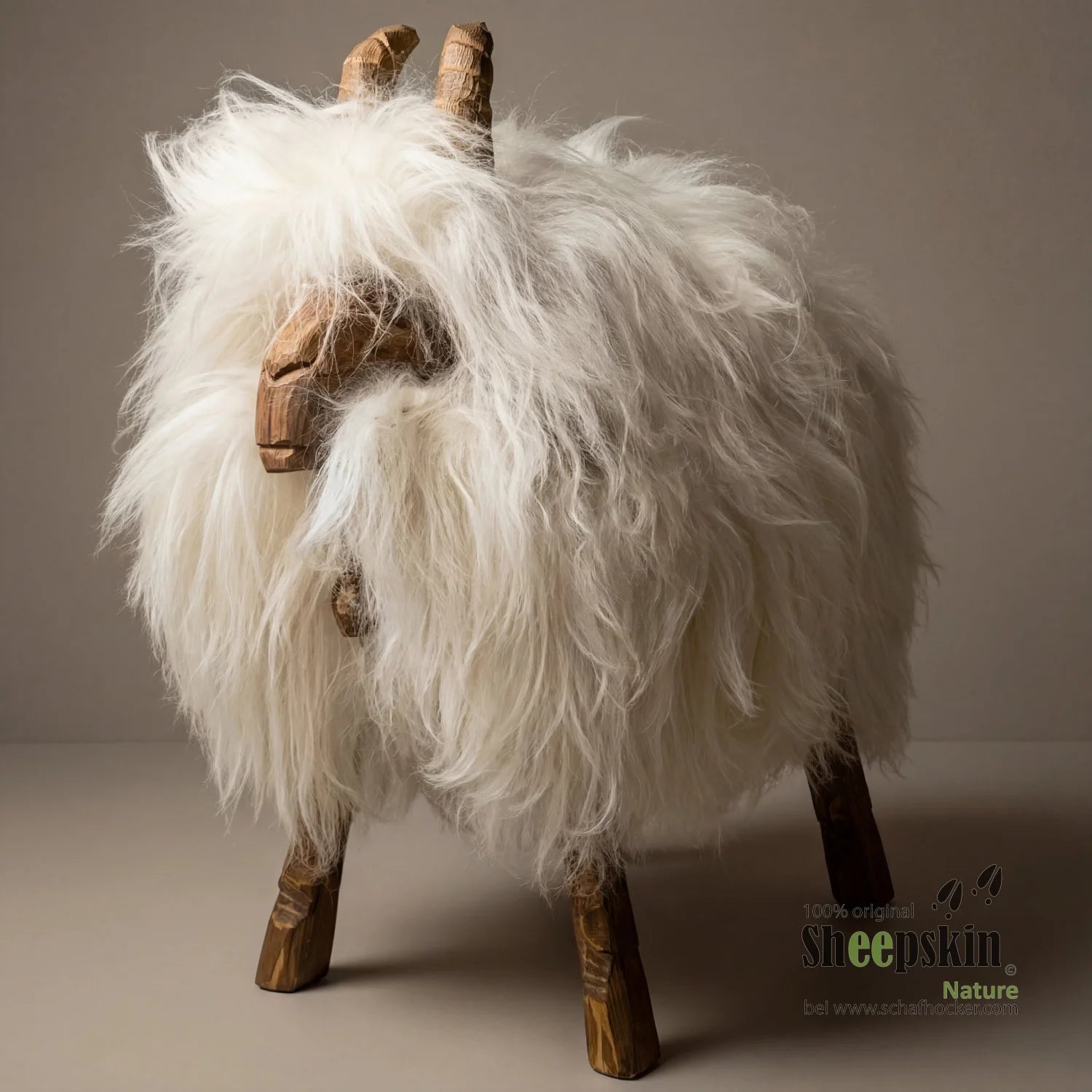Premium Tierhocker Zelda: Handgefertigte Schaffell-Tierhocker – Alpen-Manufaktur Schaffell – Schafhocker Ziege von Sheepskin 