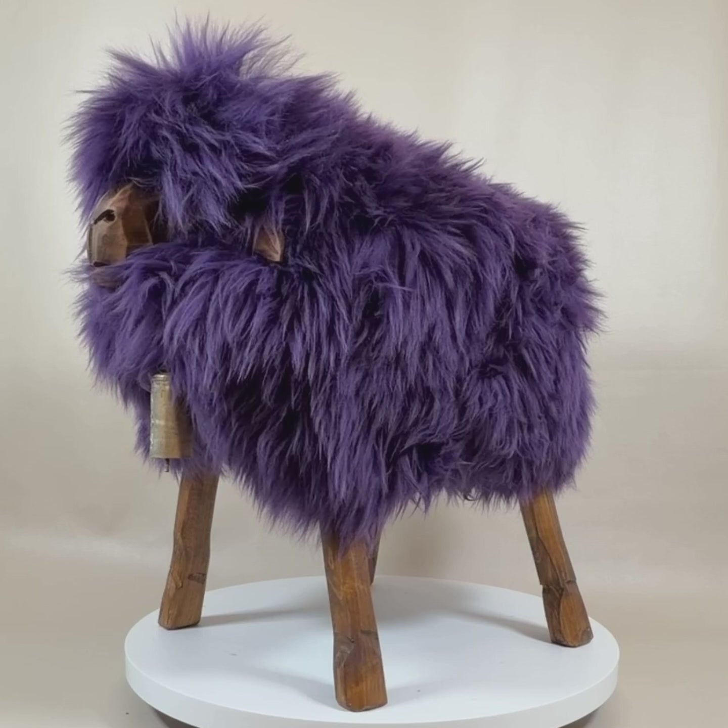 Carica il video: Premium design sgabello animale sgabello pecora "Eli" la bella ragazza viola
