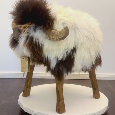 absolutes Einzelstück Schafhocker Stier »Milo« Designer Tierhocker