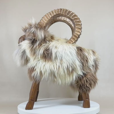 Video Premium Sheepskin Tierhocker Schafhocker Berti Steinbock weiß limited