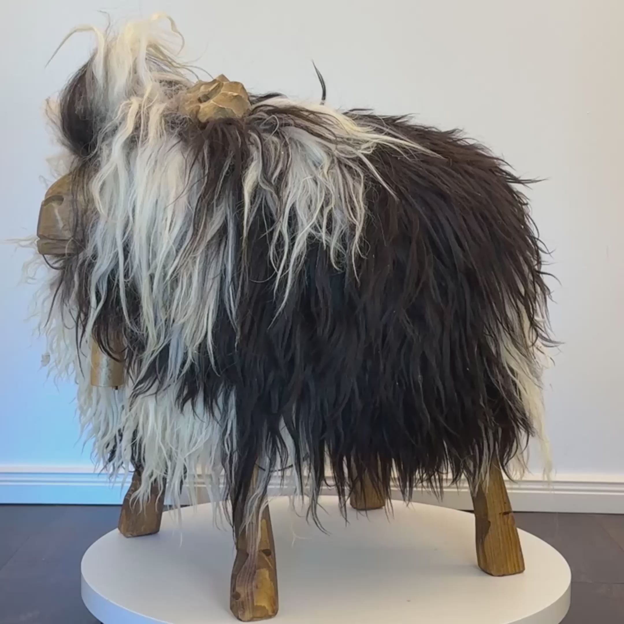Carica il video: Video Schafhocker Ozzy Bua Sheepskin Nature