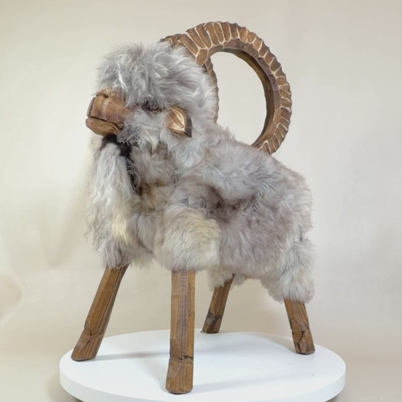 Schafhocker Steinbock »Thorin« aus echtem Schaffell – Beige-Grau – Limitiert – Produktvideo
