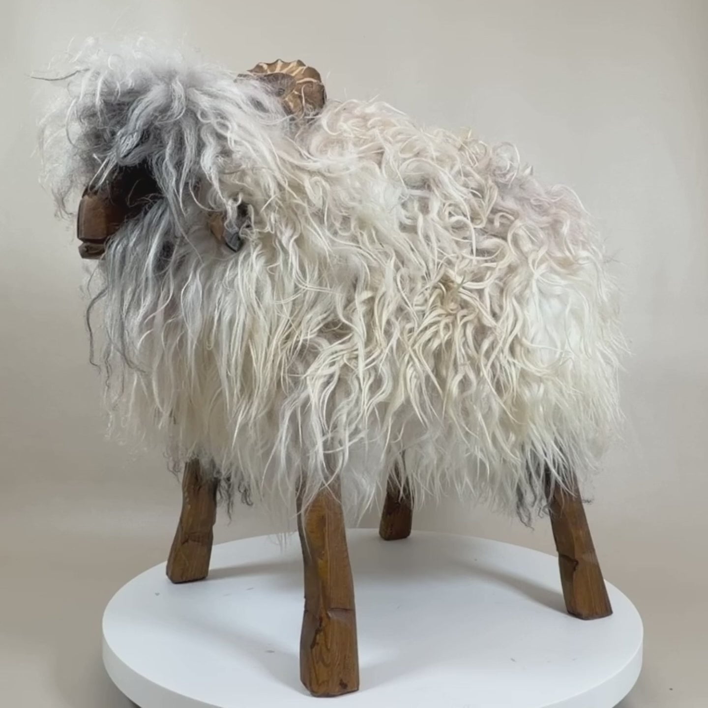 Video laden: absolutes Einzelstück Schafhocker Bua »Athos« Locki limited Tierhocker