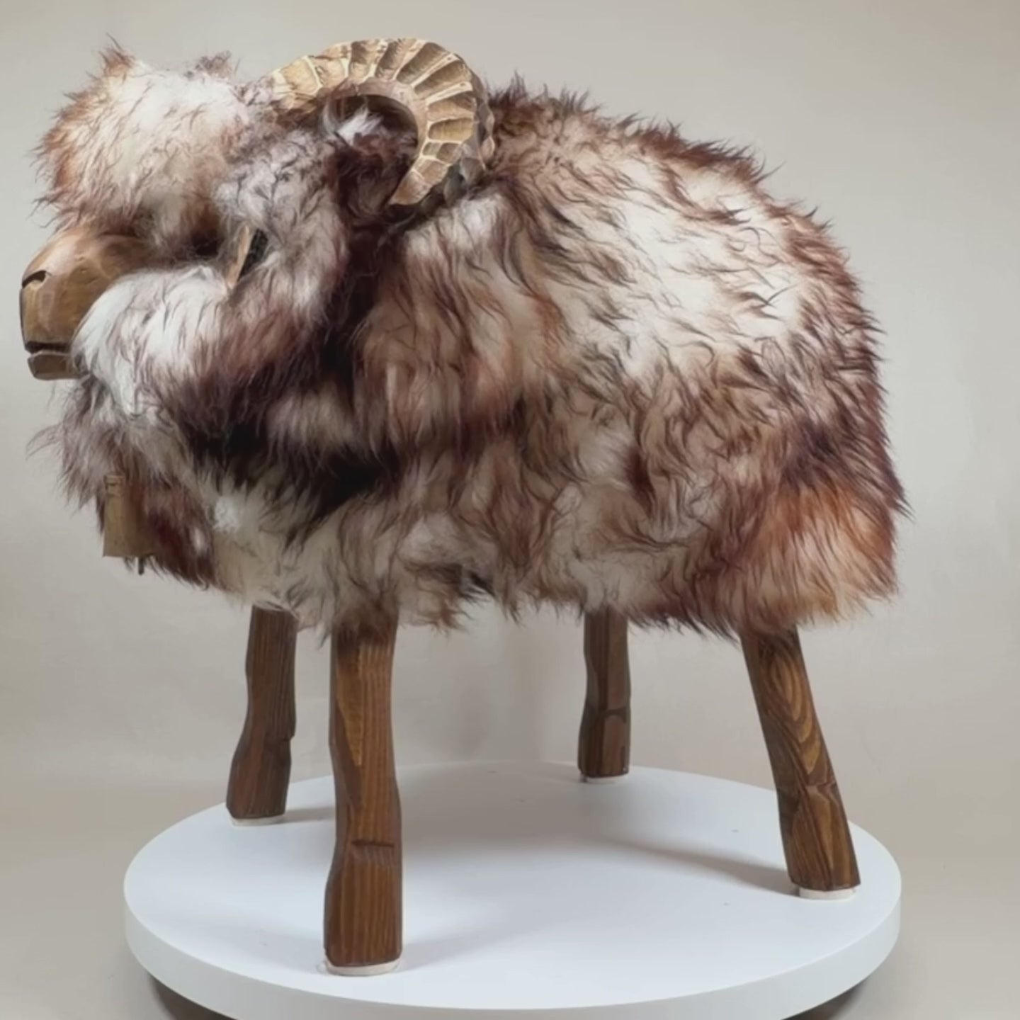 Video laden: Premium Design Tierhocker Schafhocker »Lorenzo« das Mufflon limited dips
