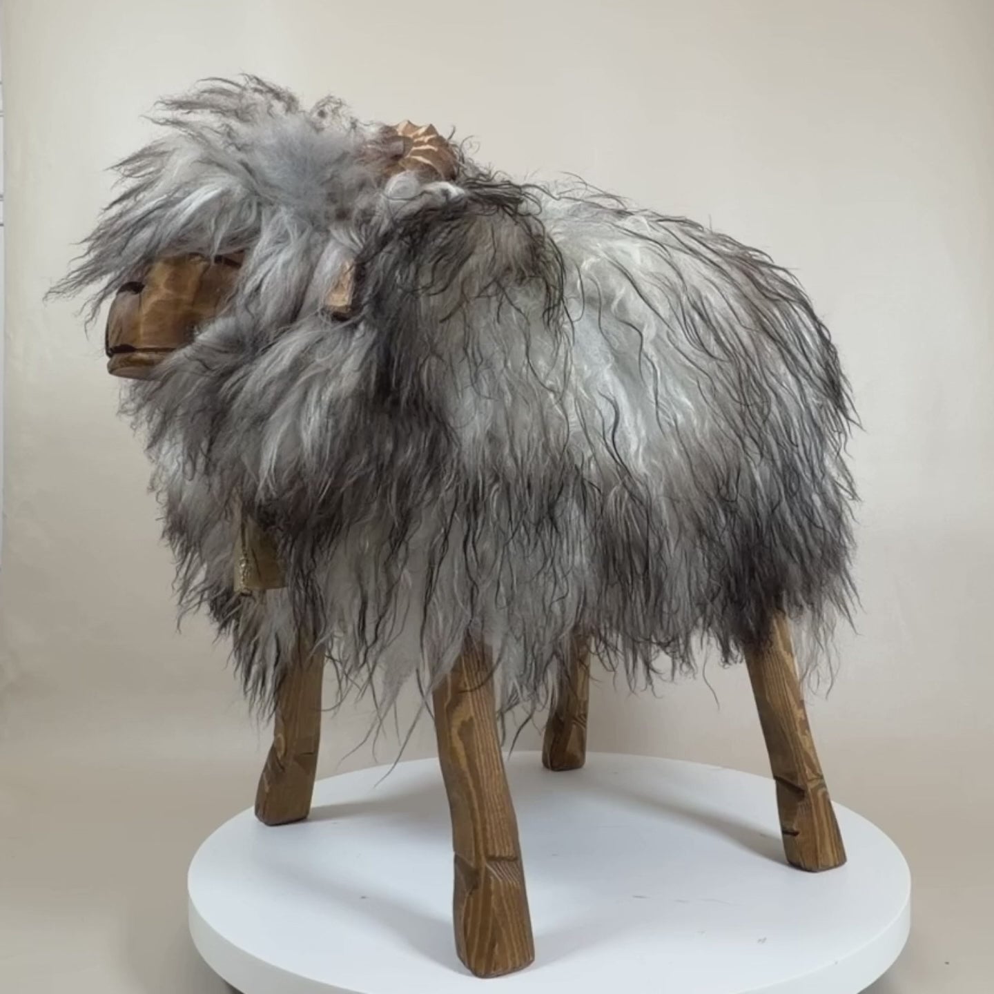 Video laden: absolutes Einzelstück Schafhocker Bua »Porthos« locki limited Tierhocker