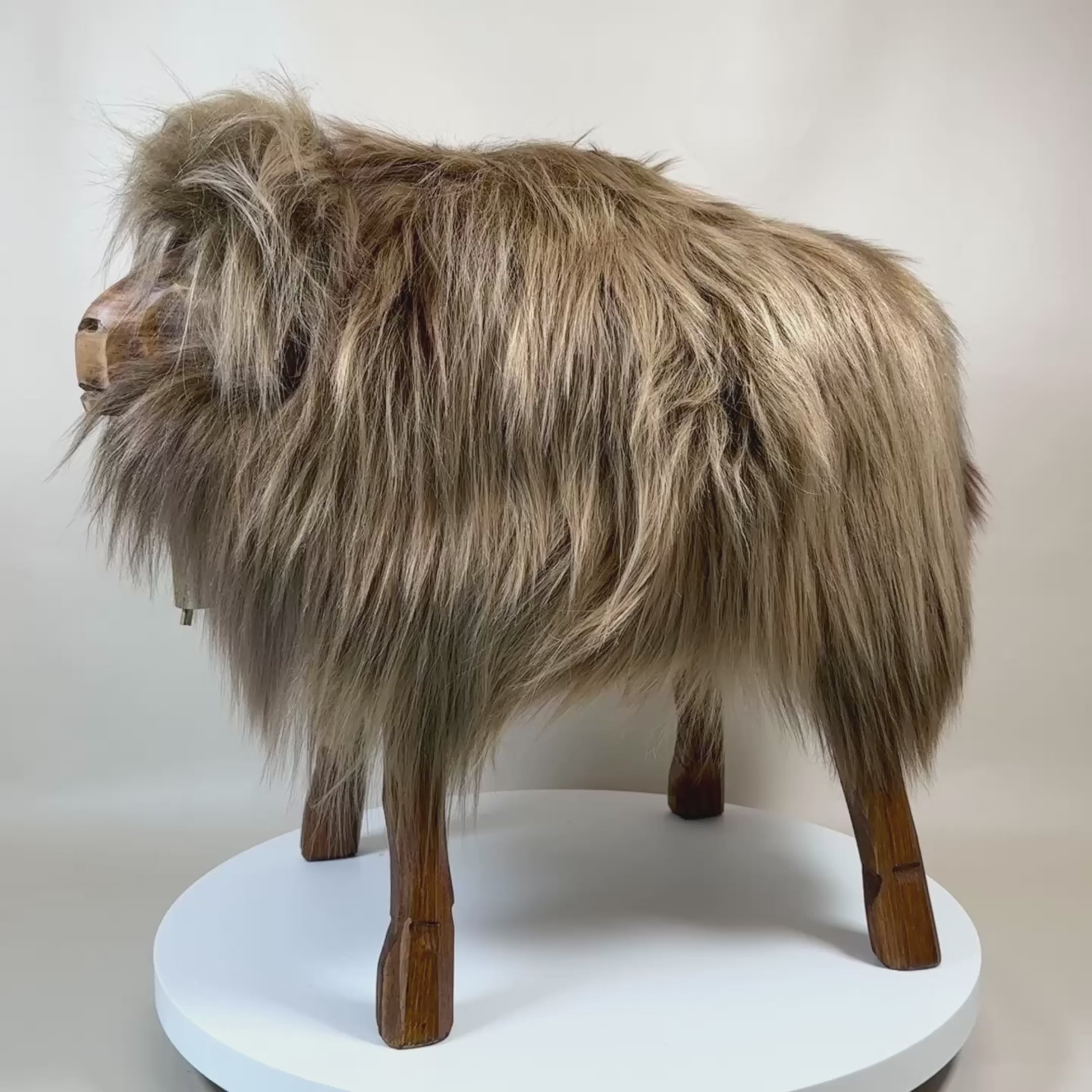 Load video: Premium animal stool sheep stool "Antonia" das wilde Madl fox