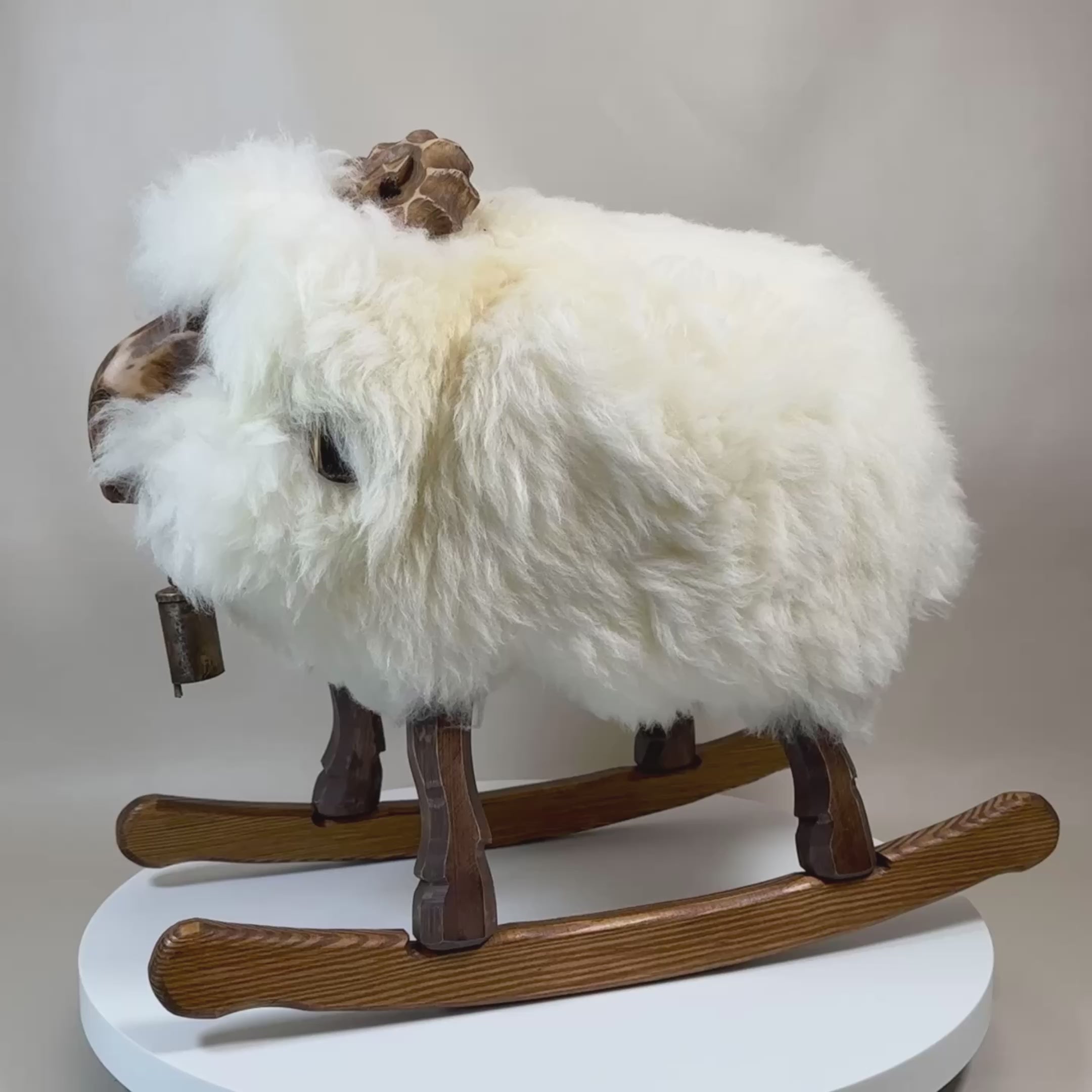 "Ernie" o carneiro de balanço cavalo de balanço urso polar branco para crianças