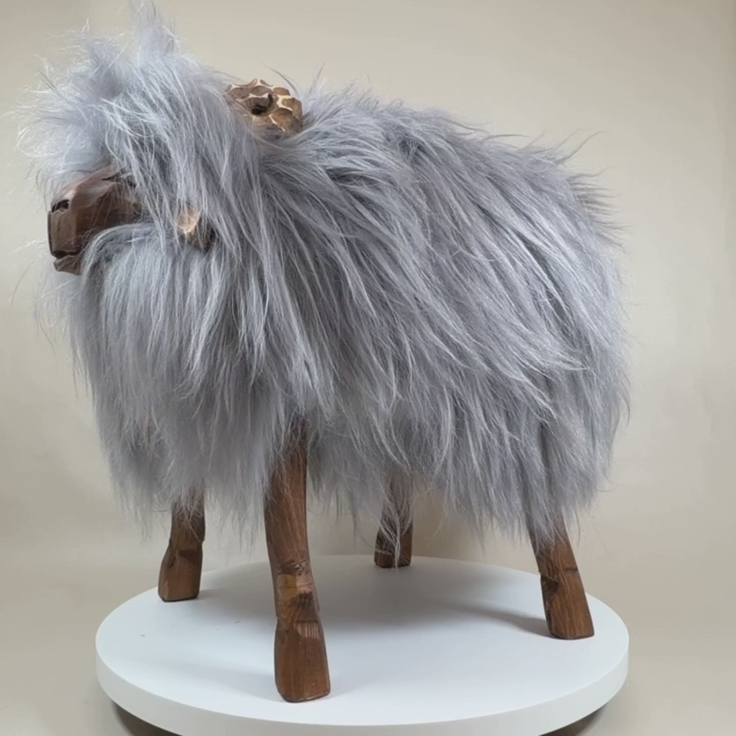 Video laden: Premium Schafhocker »Hubi« der zornige Bua silbergrau Designer Tierhocker Widder