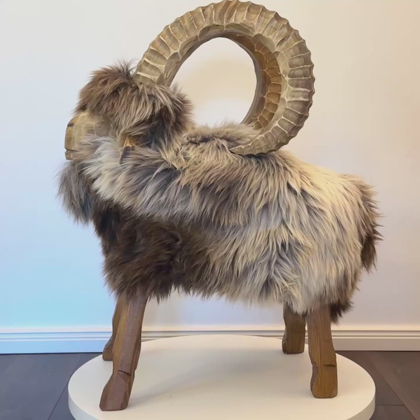 Sgabello di design per animali sgabello per pecore "Rocky" lo stambecco beige limited