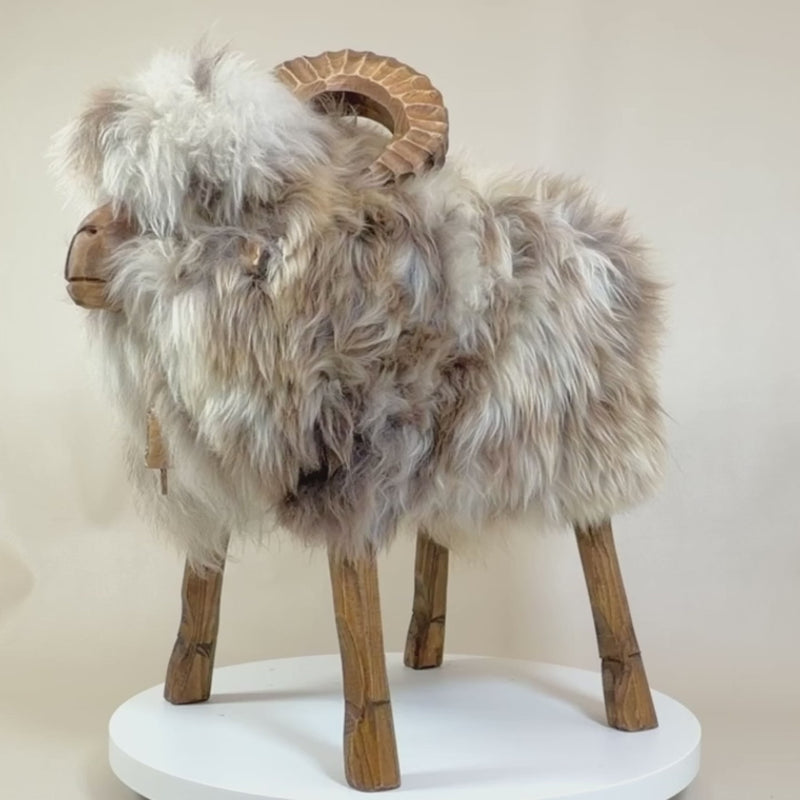 Schafhocker Mufflon »Kili« aus echtem deutschem Schaffell – Beige – Limitiert – Produktvideo