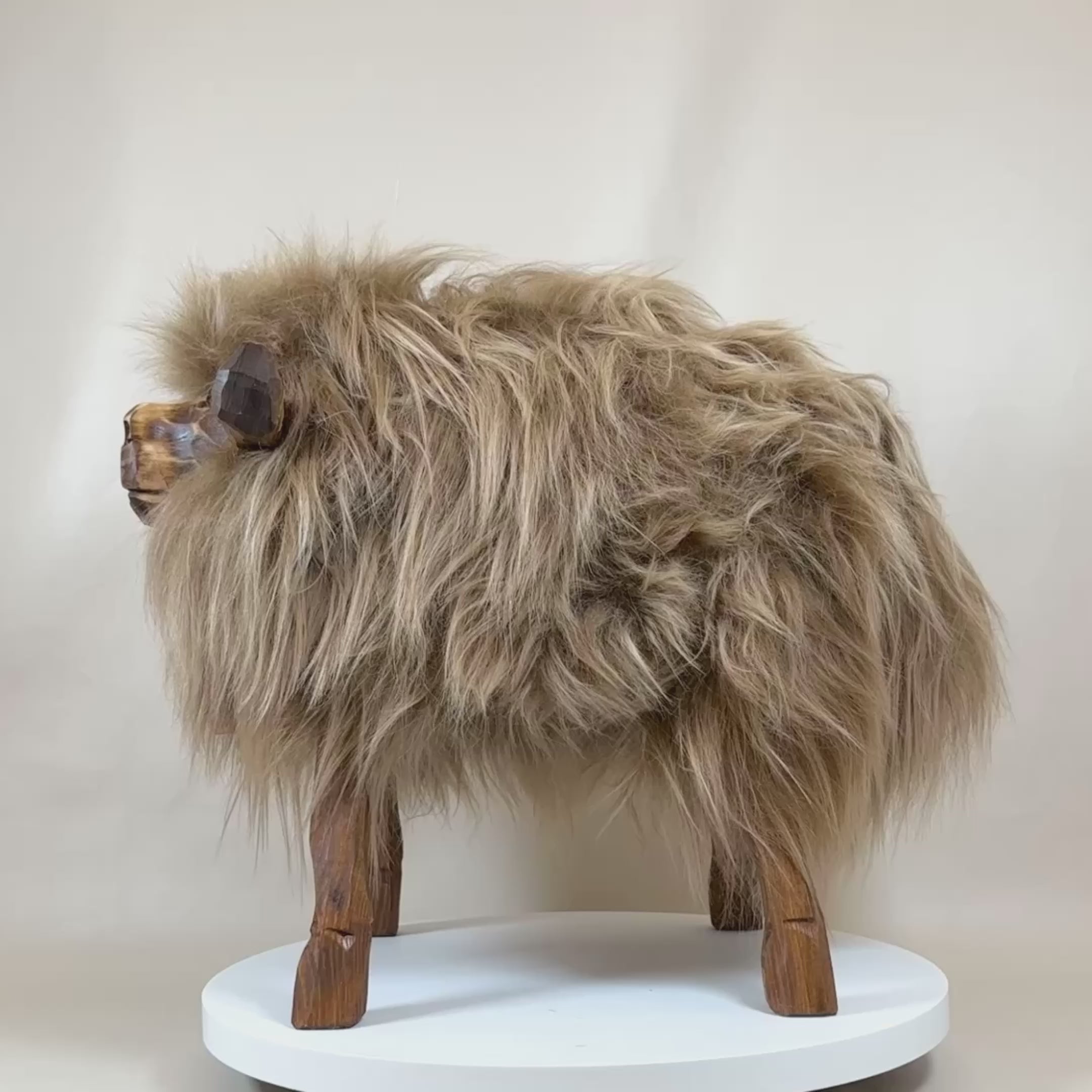 Load video: Handgefertigter Stierhocker Bully mit Island Fell in Fox-Farbe, Designer Tierhocker aus Edelholz mit echtem Schaffell, Premium Hochlandrind-Hocker mit charakteristischen Hörnern, Luxus Sitzmöbel mit 8cm Polsterung und flauschigem Langhaar-Fell, Österreichische Handwerkskunst Sheepskin Nature Kollektion, Rustikaler Designhocker mit traditionellem Glöckchen, Nachhaltiger Tierhocker aus europäischen Materialien, Unikat Stier-Sitzhocker für gemütliche Wohnräume, Belastbarer Designhocker bis 120kg, Sitzhöhe 49cm