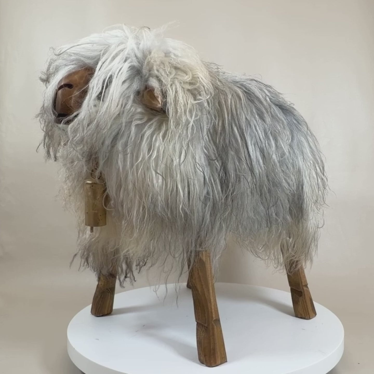 Video laden: Schafhocker absolutes Einzelstück »Hermine« das wilde Madl Locki limited