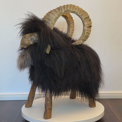 Video Premium Design Schafhocker Willi der Steinbock schwarz grau