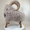 Video Sheepskin Schafhocker Steinbock Rocky Pearl seidig Schimmer