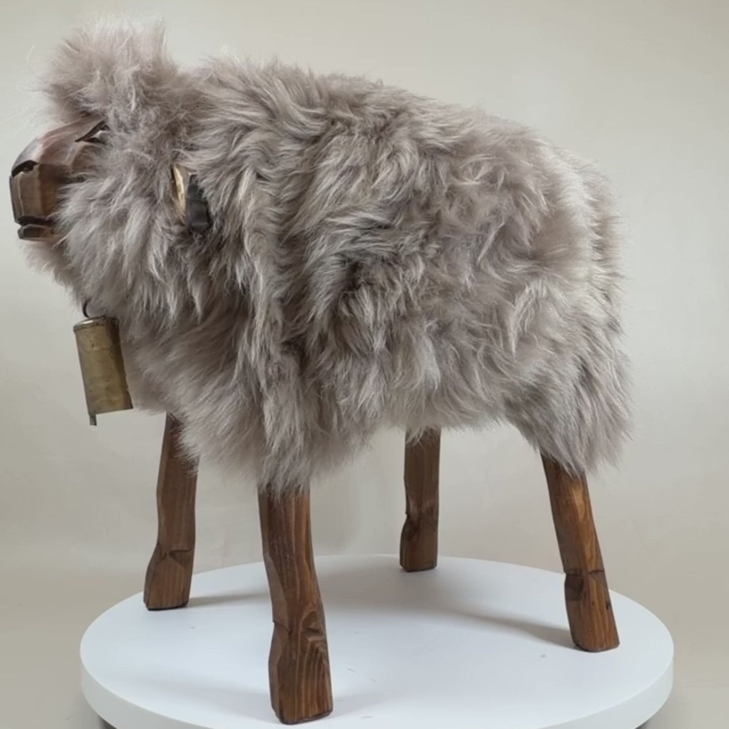 Load video: Premium animal stool sheep stool "Luisa" the changeable girl sandy