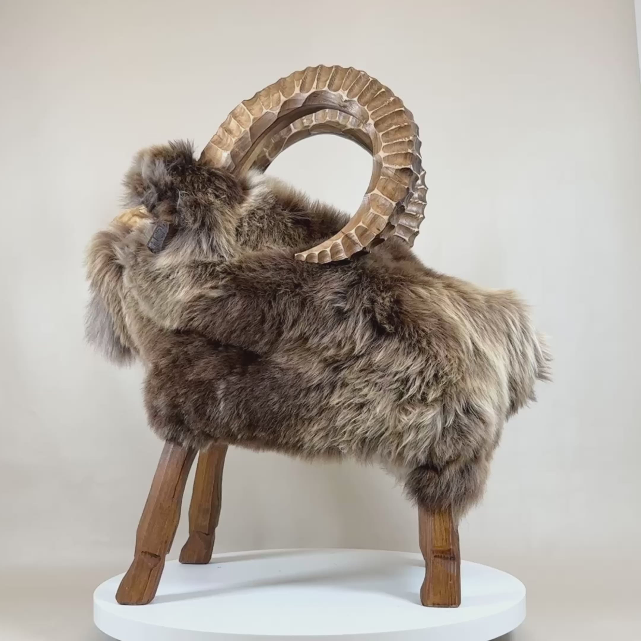 載入影片： Video Schafhocker Bruno der Steinbock braun limited