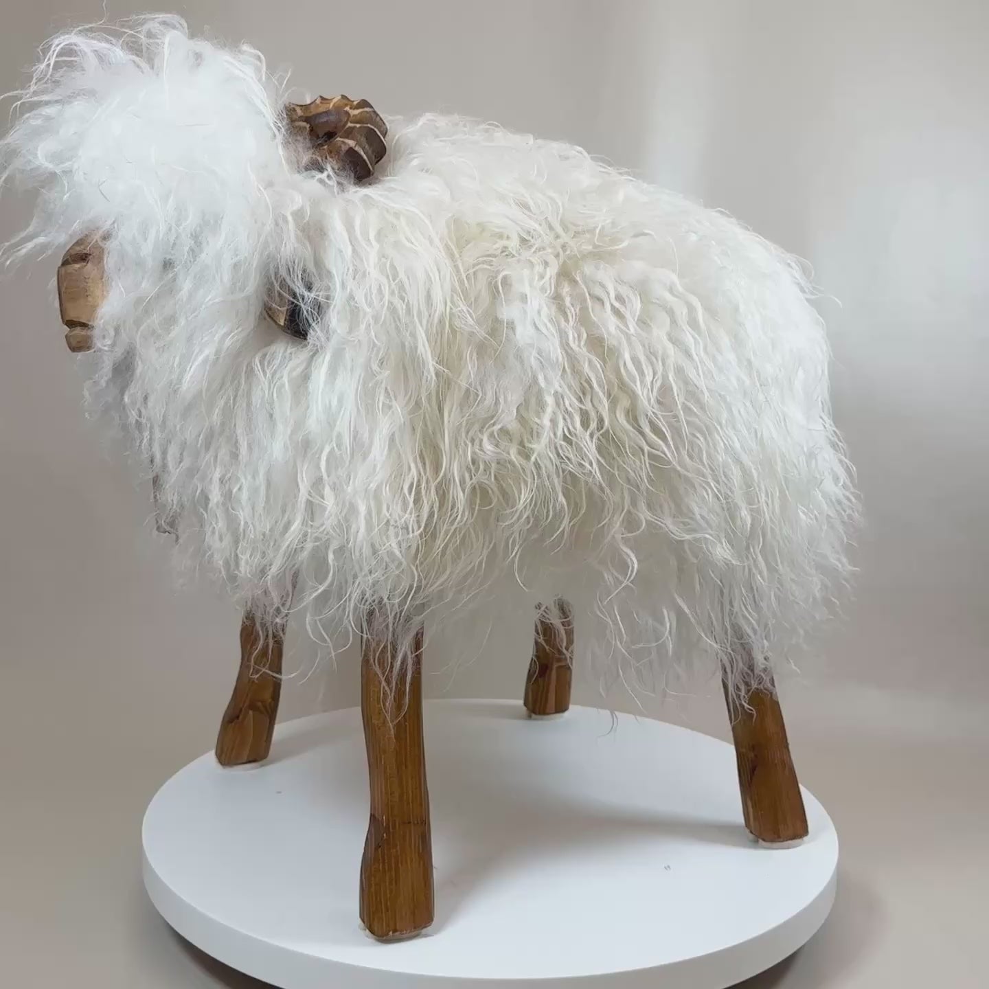 Carica il video: Sgabello Premium per pecore "Josef" der wilde Bua sgabello bianco di design per animali ariete