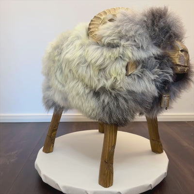 absolutes Einzelstück Schafhocker Mufflon »Greygor« Designer Tierhocker