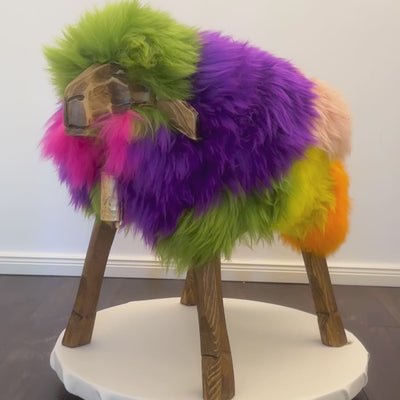absolut eenzegaarteg Stéck Schof Hocker Madl "Rainbow" Designer Déier Hocker