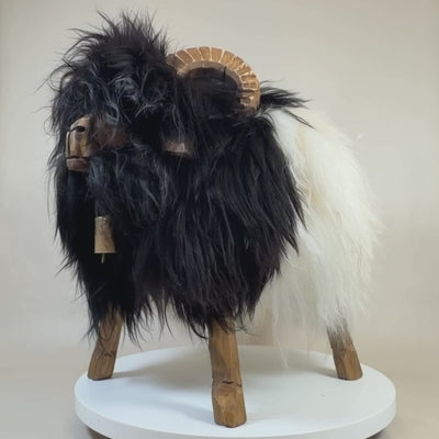 Schafhocker Mufflon »Peppi« 本物のアイスランドシープスキン使用 – ブラック＆ホワイト