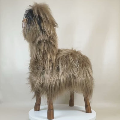 Video Schafhocker Alpaka Ötzi »Lou« Designer Hocker Tierhocker fox braun Tiermöbel