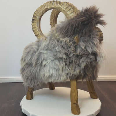 Video Premium Design Schafhocker Hugo der Steinbock grau limited