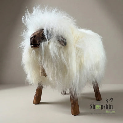Sandy: Handgefertigte Schaffell-Tierhocker – Alpen-Manufaktur – Schafhocker Madl von Sheepskin Nature© jetzt kaufen