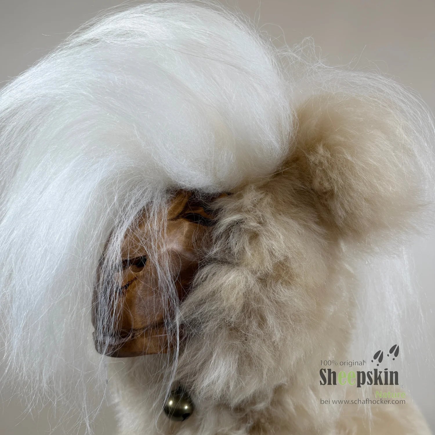 Schafhocker Alpaka Bubbles: handgefertigte Schaffell-Tierhocker | Alpen-Manufaktur – Schafhocker Alpaka von Sheepskin Nature©
