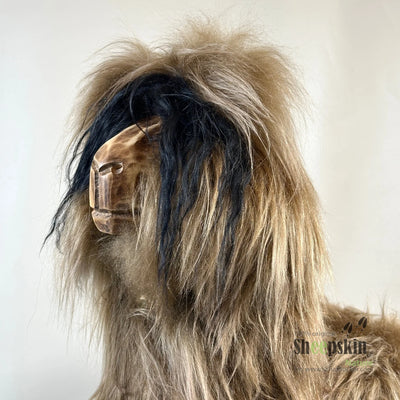 Detailfoto Schafhocker Alpaka Ötzi »Lou« Designer Hocker Tierhocker fox braun Tiermöbel