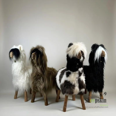 Gruppenbild Variationen Schafhocker Alpaka Ötzi »Stella« Designer Tierhocker weiß Tiermöbel Design Schaffell Hocker