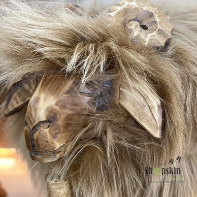 Schafhocker Anton der eitle Bua: handgefertigte Schaffell-Tierhocker aus der Alpen-Manufak – Schafhocker Bua von Sheepskin Na