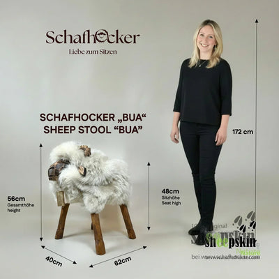 Schafhocker Anton der eitle Bua: handgefertigte Schaffell-Tierhocker aus der Alpen-Manufak – Schafhocker Bua von Sheepskin Na