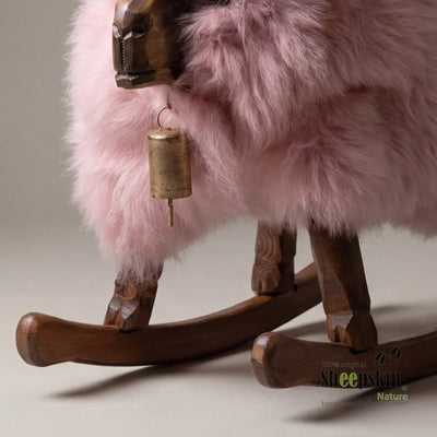 Schafhocker Berni handgefertigte Schaffell-Tierhocker Alpen-Manufaktur – Schaukelschaf von Sheepskin Nature© Ansicht 3 – kauf