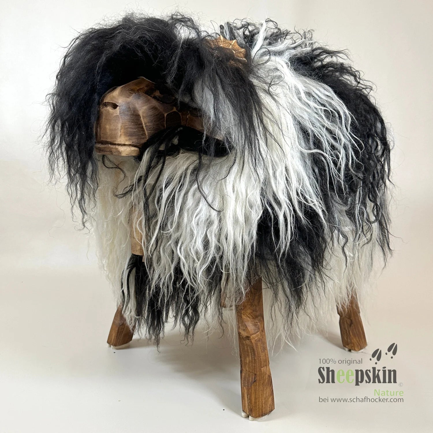 Schafhocker Bobby – handgefertigte Schaffell-Tierhocker Alpen-Manufaktur – Schafhocker Bua von Sheepskin Nature© jetzt kaufen