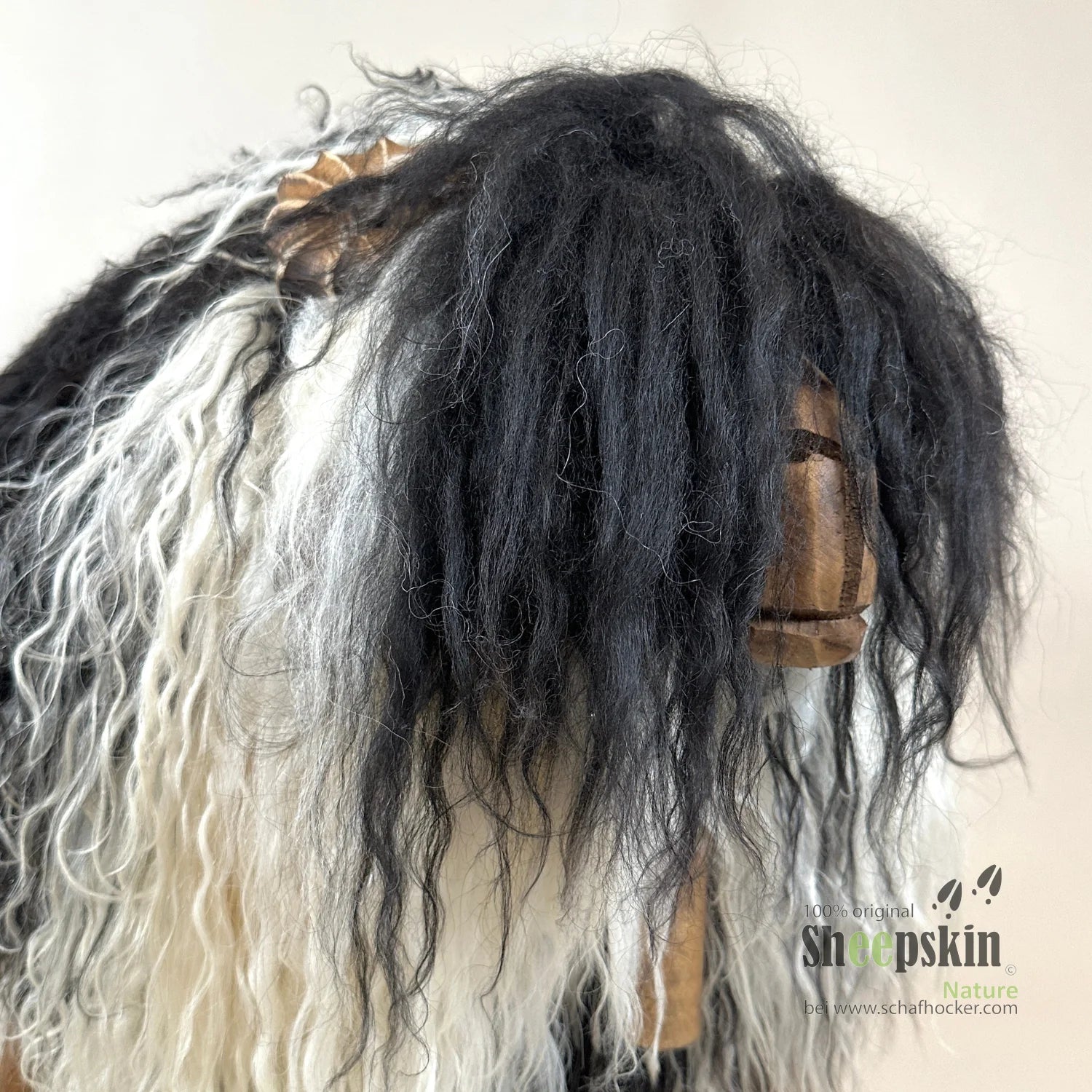 Schafhocker Bobby – handgefertigte Schaffell-Tierhocker Alpen-Manufaktur – Schafhocker Bua von Sheepskin Nature© Ansicht 4 – 