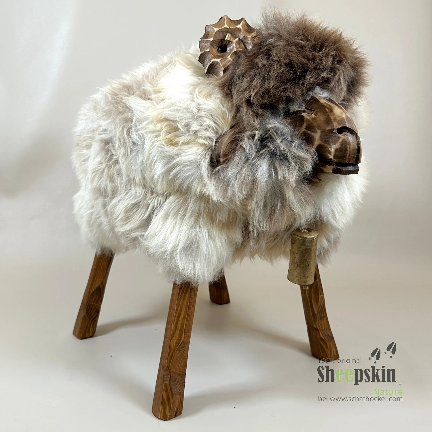 Schafhocker Bua »Bennie« aus echtem deutschem Schaffell – Beige – Limitiert