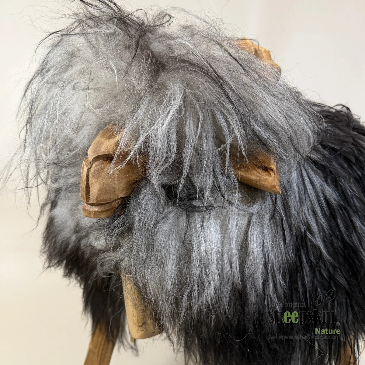 Tabouret mouton Bua »Drogo« en véritable peau de mouton Tibet Locki – Gris-Noir – Édition limitée