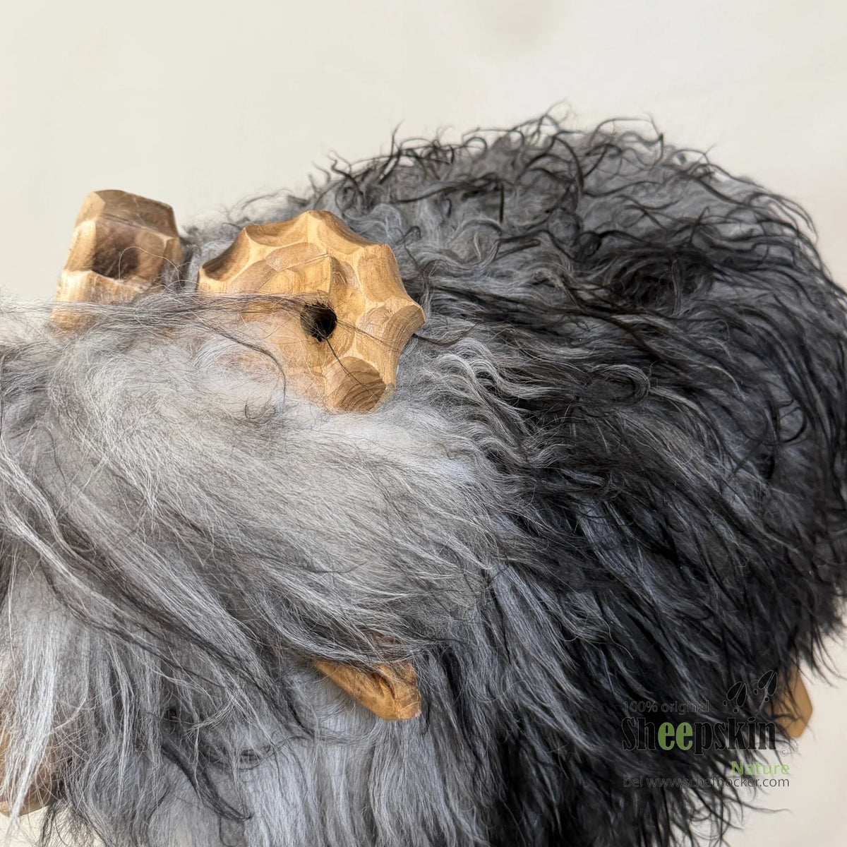 Tabouret mouton Bua »Drogo« en véritable peau de mouton Tibet Locki – Gris-Noir – Édition limitée