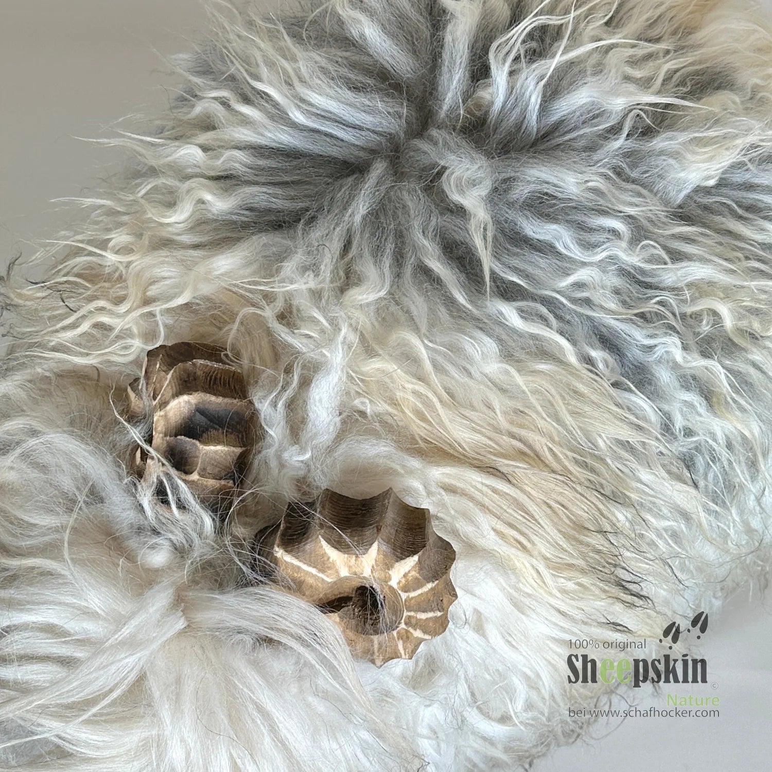 »Jasper« Sheep Stool Made from Genuine Icelandic Sheepskin – Beige