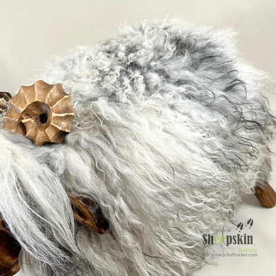 Schafhocker Jasper, Modell Bua, mit deutschem Schaffell – Produktansicht 4