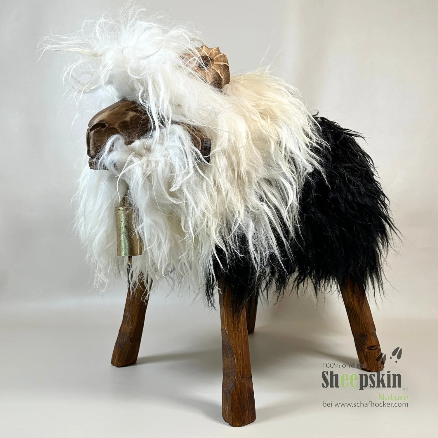 Banco «Schafhocker Bua»»Jogi«, de auténtica piel de oveja islandesa – Blanco y negro